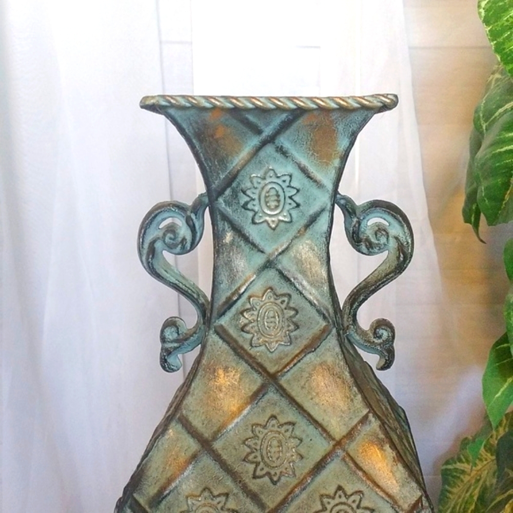 ⚜️ Decorative Metal Footed Vase - Picture 2 of 13